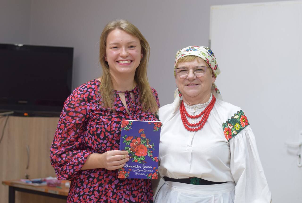 Na zdjęciu Emilia Maślak oraz Rozalia Rzepka - autorka śpiewnika Dawidenki, zespołu folklorystycznego z Koźlic.