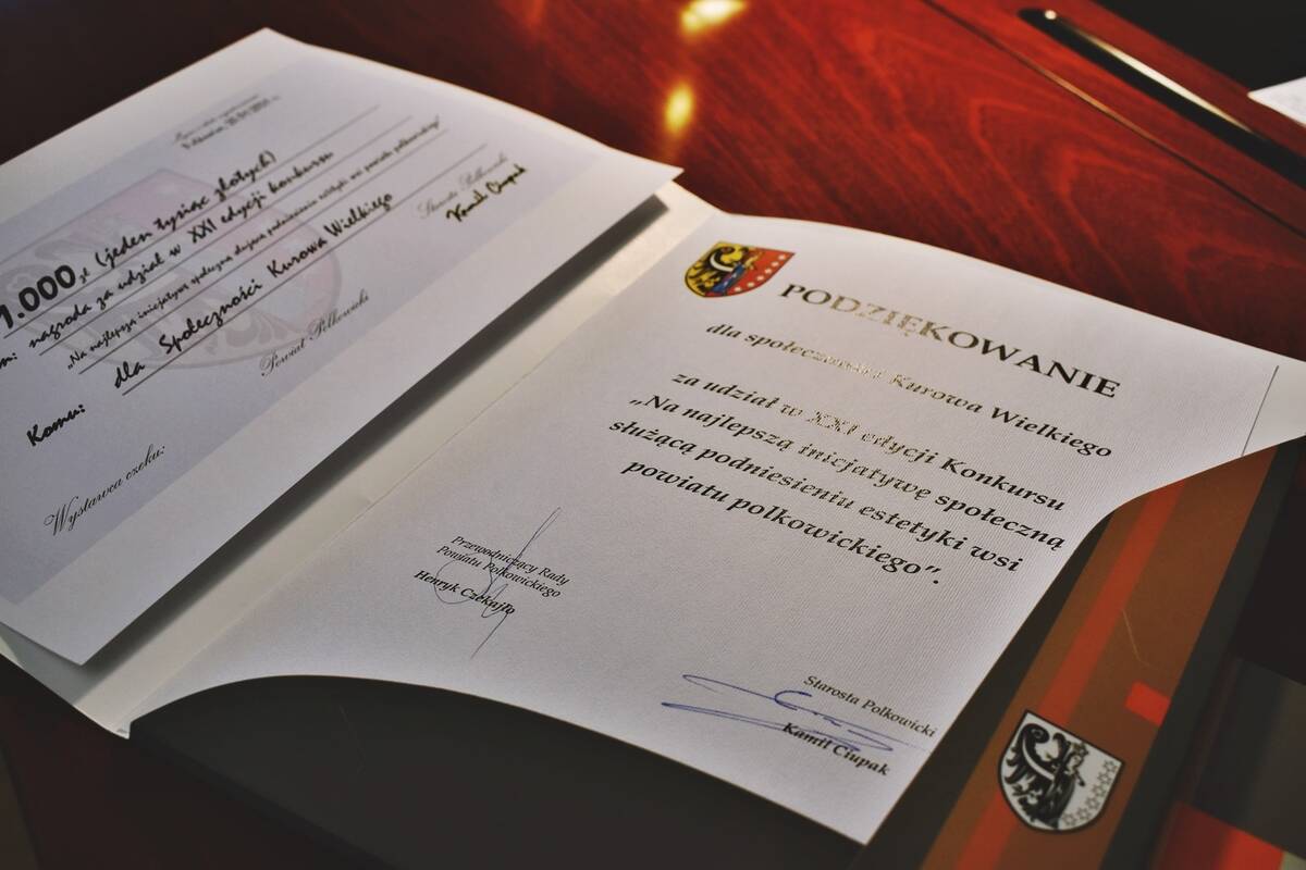 Zdjęcie dyplomów w ramach konkursu realizowanego przez Powiat Polkowicki