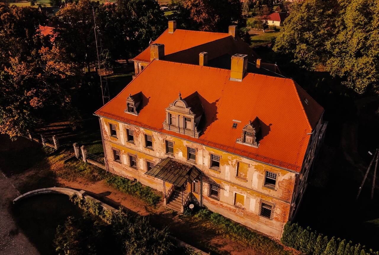 Zdjęcie z drona przedstawiające zabytkowy Pałac w Dalkowie.