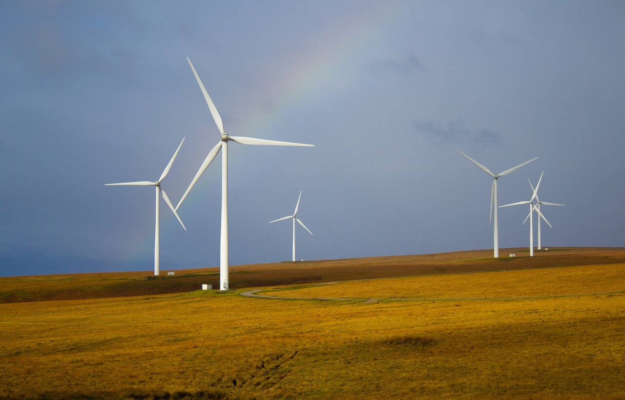 pole na którym znajdują się wiatraki jako źro,dło energii odnawialnej