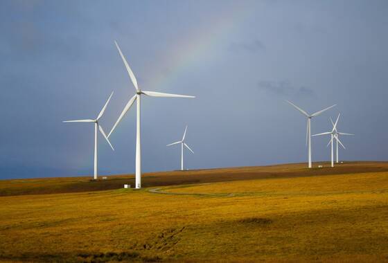 pole na którym znajdują się wiatraki jako źro,dło energii odnawialnej