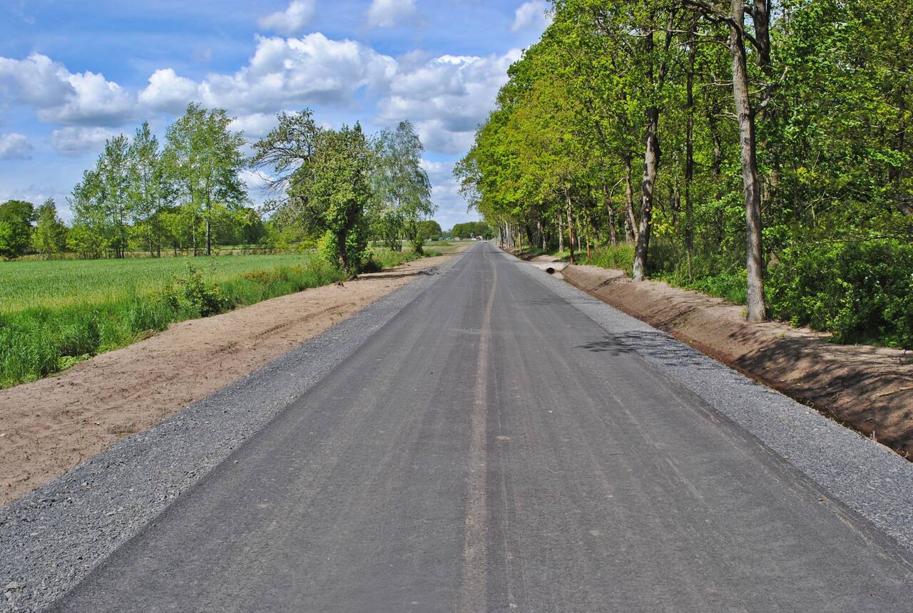 Droga asfaltowa w Koźlicach 