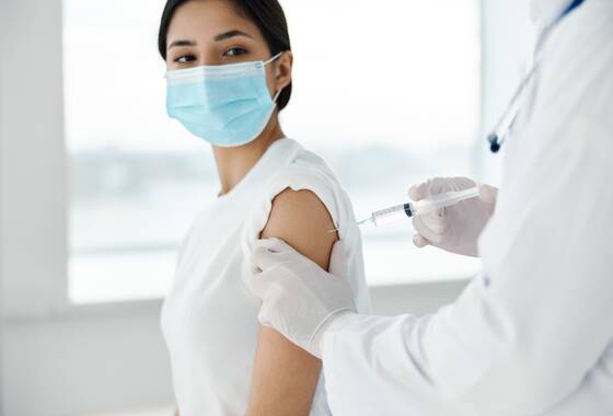 Przykładowe zdjęcie kobiety przyjmującej szczepionkę 