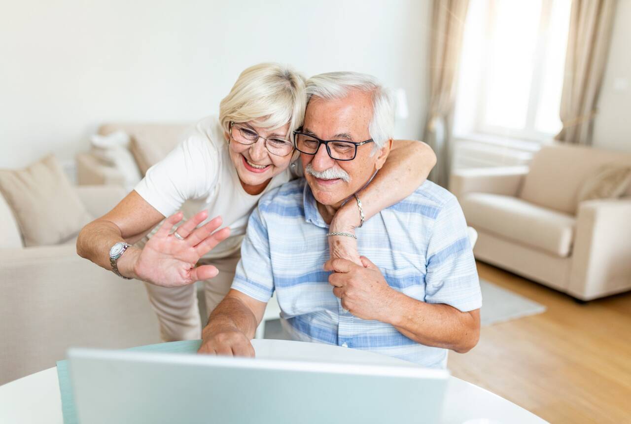 starsza para bez problemu rozmawia z wnukami przez internet - zdjęcie przykładowe
