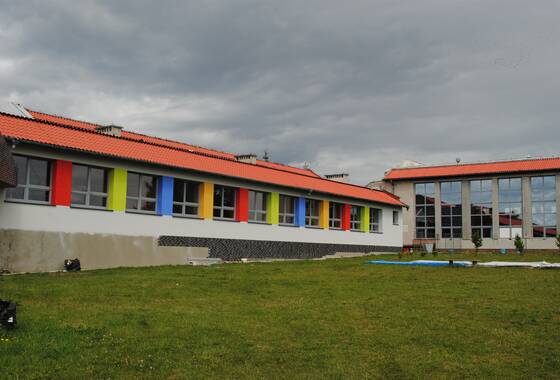 Zdjęcie przedstawia budynek szkoły w Gaworzycach w trakcie remontu.