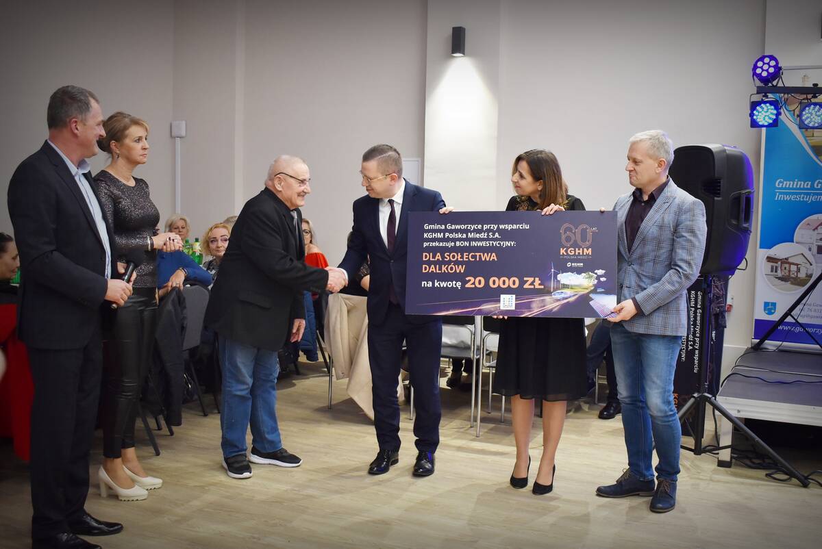 Sołtys Dalkowa odbiera bon inwestycyjny o wartości 20 tysięcy od KGHM Polska