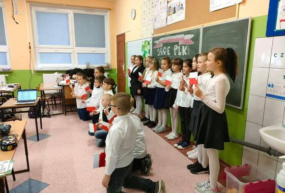 Dzieci ze Szkoły Podstawowej podczas śpiewania hymnu