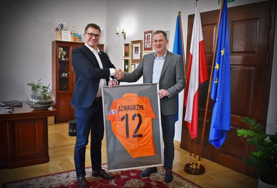 Pan wójt- Jacek Szwagrzyk odbiera symboliczną koszulkę Zagłebia Lubin od Prezesa Klubu