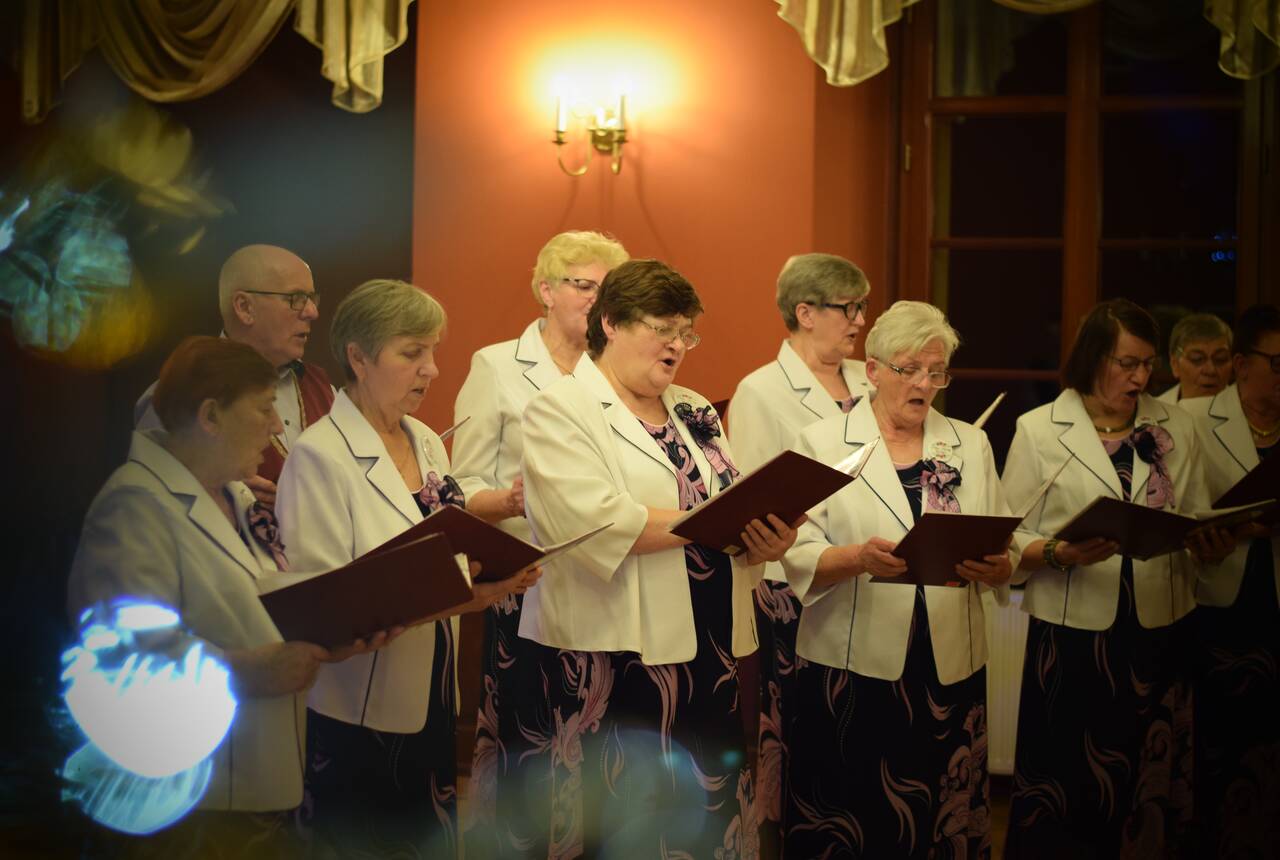 seniorzy z klubu senior plus w gaworzycach śpiewający kolędy w gaworzyckim pałacu