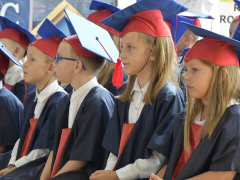 Rozpoczęcie roku szkolnego oraz pasowanie uczniów klas pierwszych - 9