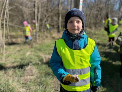 Dzieci z Publicznego Przedszkola w Gaworzycach sprzątały las - 16