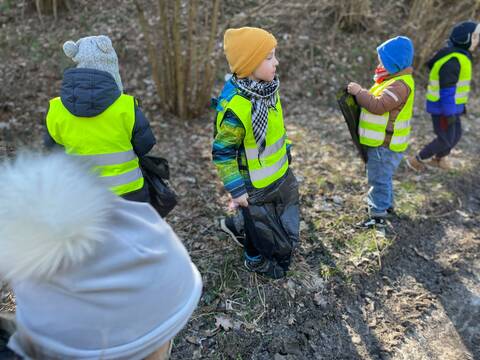 Dzieci z Publicznego Przedszkola w Gaworzycach sprzątały las - 12