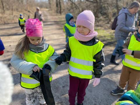 Dzieci z Publicznego Przedszkola w Gaworzycach sprzątały las - 3