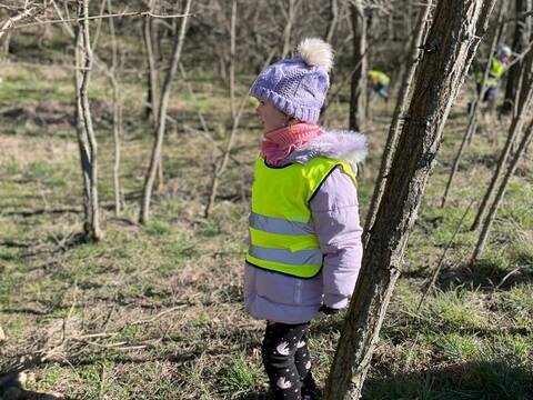 Dzieci z Publicznego Przedszkola w Gaworzycach sprzątały las - 8