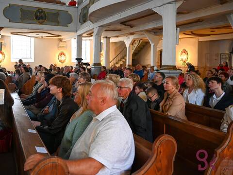Koncert Chóru „Skrzydła” w Gaworzycach. Muzyka, wzruszenie i gest solidarności dla Antosia - 14