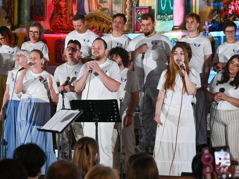 Koncert Chóru „Skrzydła” w Gaworzycach. Muzyka, wzruszenie i gest solidarności dla Antosia - 12