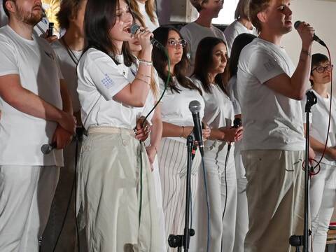 Koncert Chóru „Skrzydła” w Gaworzycach. Muzyka, wzruszenie i gest solidarności dla Antosia - 7