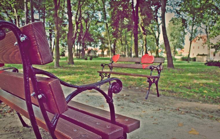ławeczki miłości zlokalizowane w gaworzyckim parku