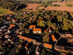 zdjęcie drona przedstawiające miejscowość Dalków, widać park