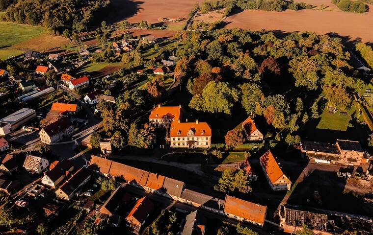 zdjęcie drona przedstawiające miejscowość Dalków, widać park