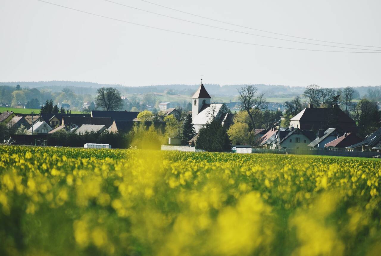 widok na kościół w Kłobuczynie