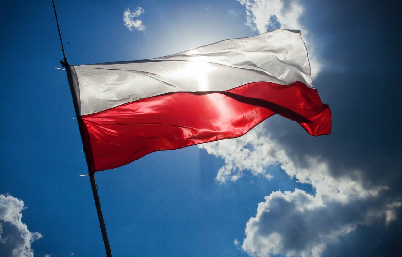 flaga Polski na błęktnym niebie