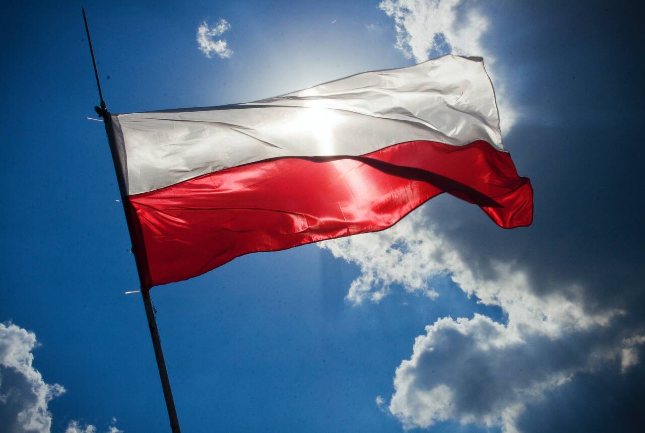 flaga Polski na błęktnym niebie