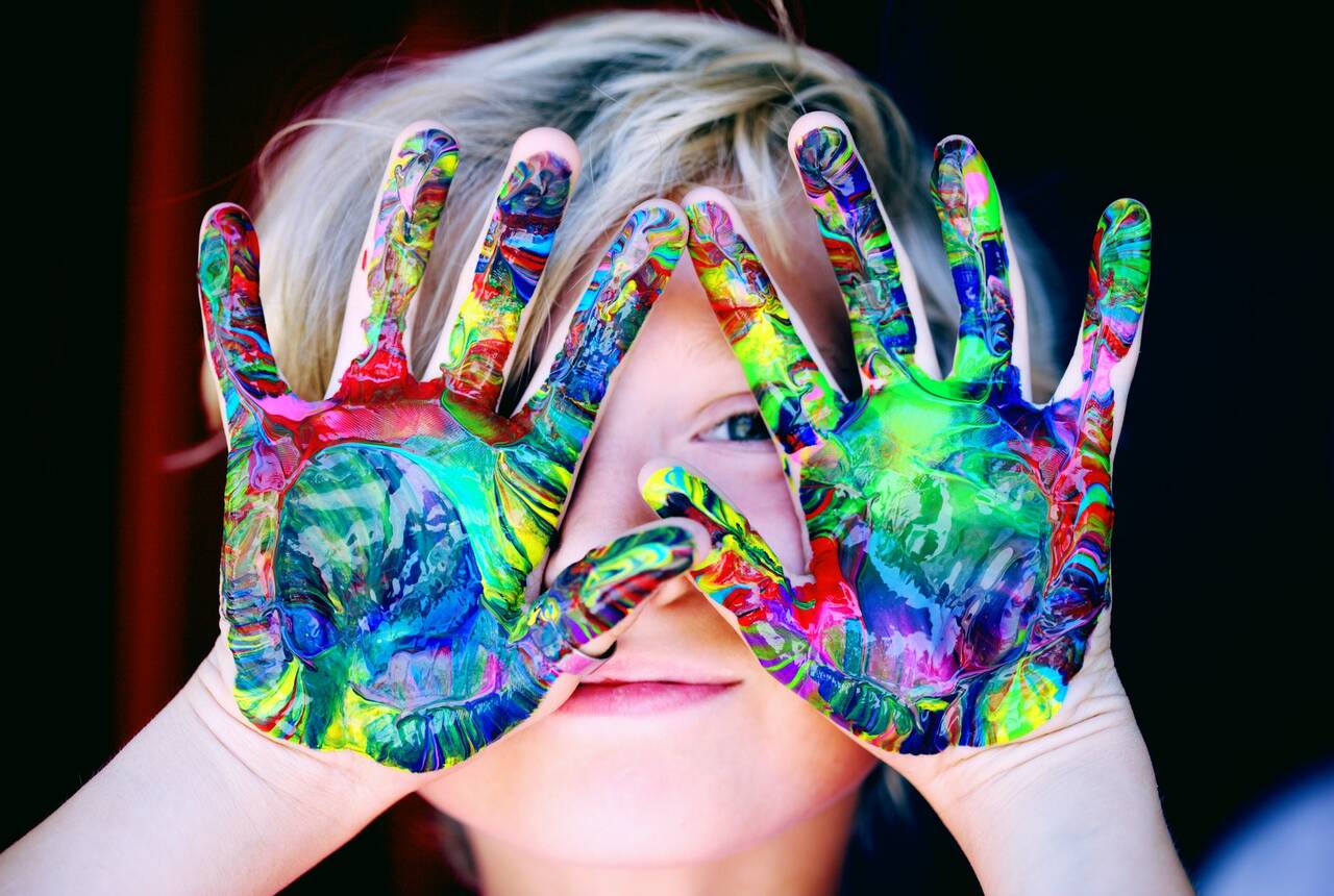 kolorowe, pomalowane farbami ręce dziecka