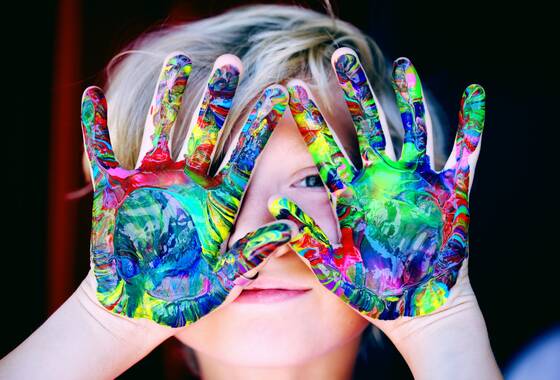 kolorowe, pomalowane farbami ręce dziecka