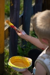 2015-06-13 Malowanie płotu w Dzikowie