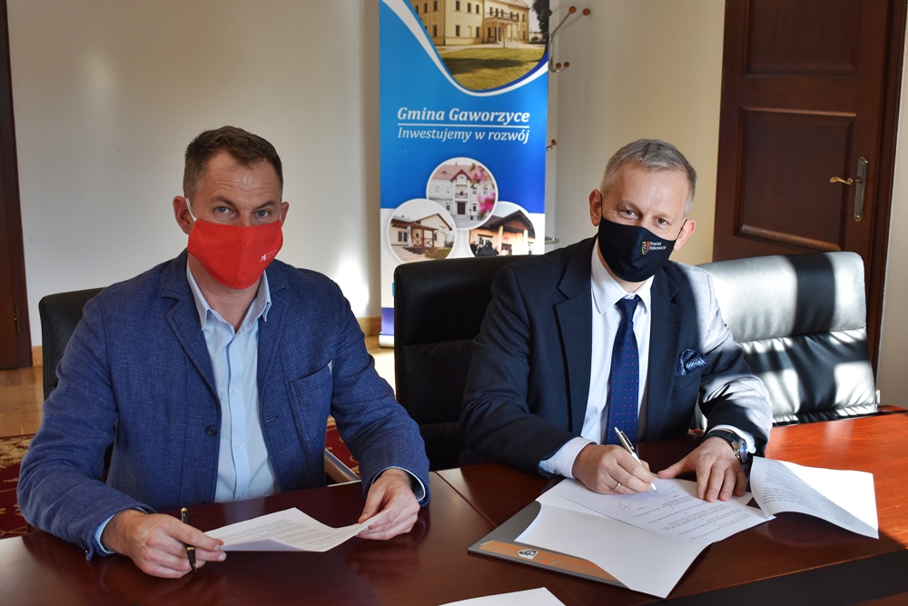 Jacek Szwagrzyk - wójt gminy i Kamil Ciupak - starosta polkowicki podczas podpisania umowy.