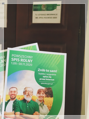 Zdjęcie ulotki dotyczącej spisu rolnego na tle drzwi, w których można uzyskać pomoc w zakresie spisu - w Urzędzie Gminy w Gaworzycach.